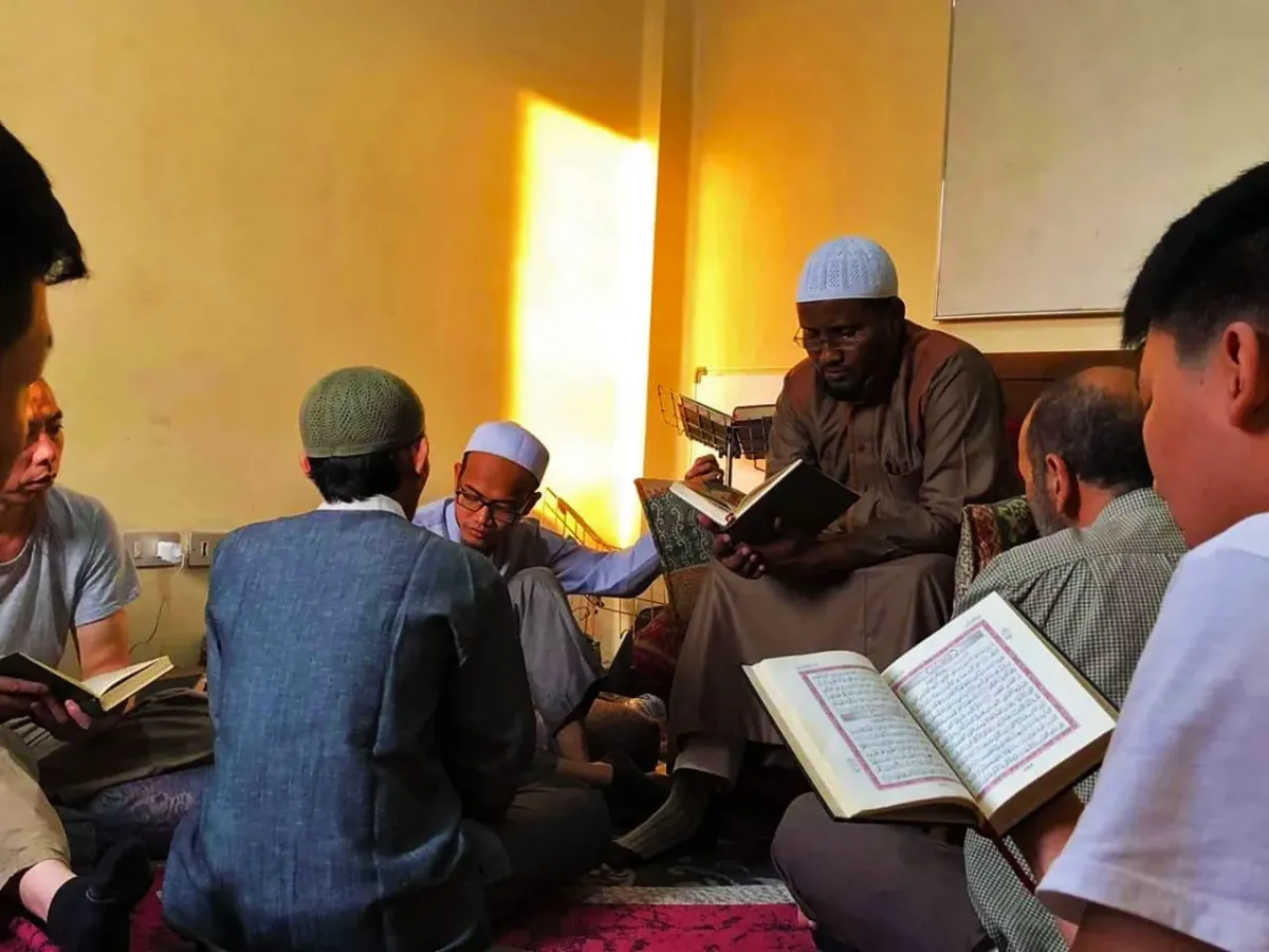 Ilustrasi Pemuda Membaca Quran