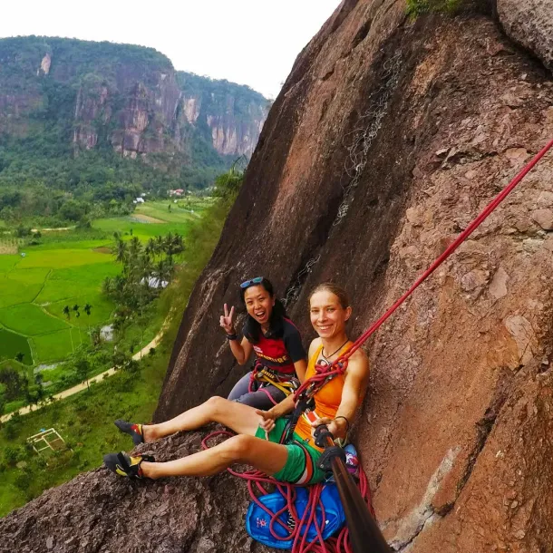 Ilustrasi Panjat Tebing di Lembah Harau, Sumatera Barat