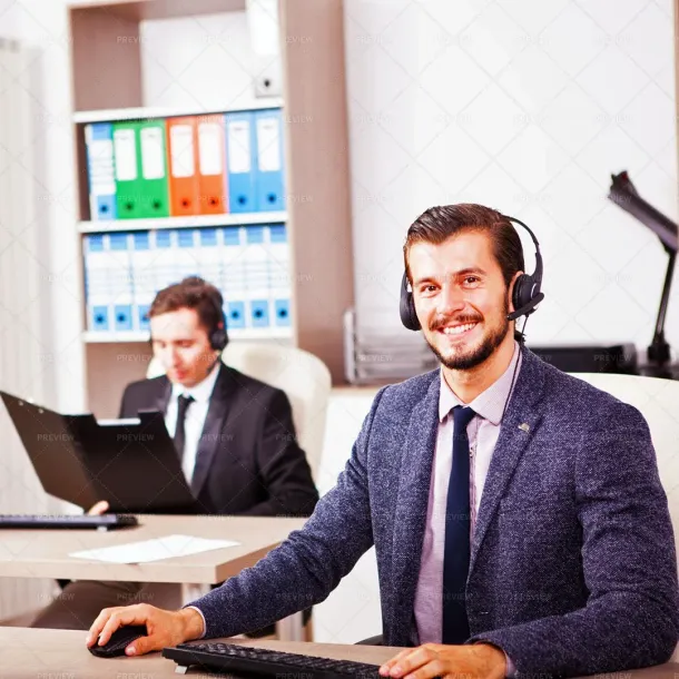Ilustrasi Customer Service Daring Pria