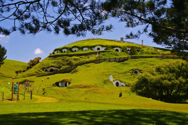 Pemandangan perbukitan Hobbiton lokasi syuting Lord of the Rings