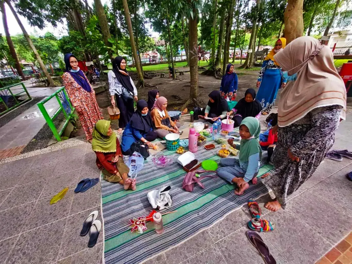 Keluarga piknik santai di taman kota