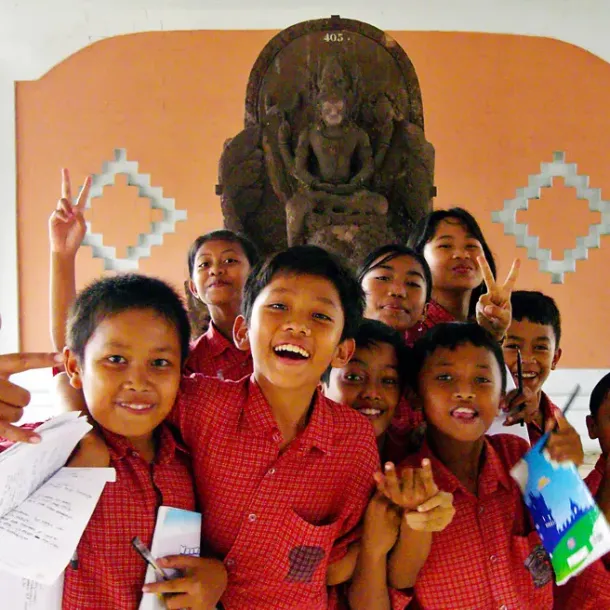 Siswa SD Indonesia belajar di museum bersama guru saat study tour