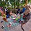 Keluarga piknik santai di taman kota