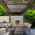 pergola kayu di atas meja makan dan kursi. sumber: steinberg_gaerten