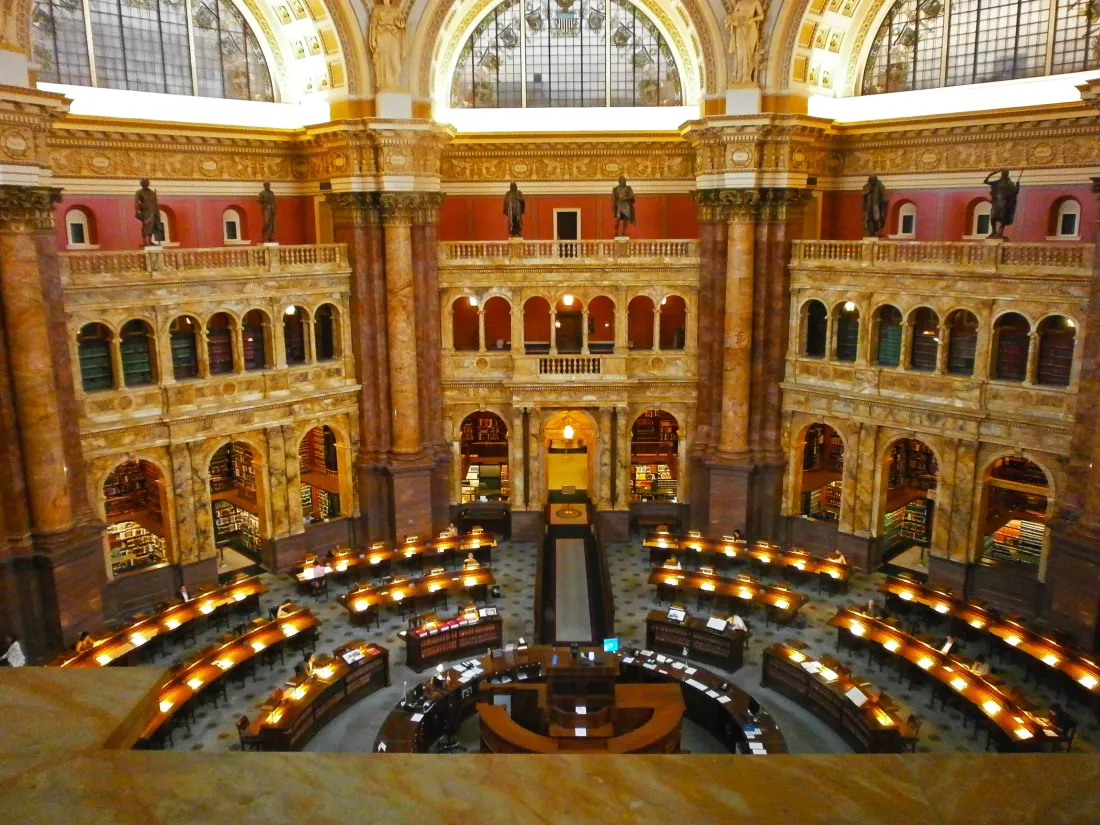 Interior megah Perpustakaan Kongres dengan rak buku bertingkat dan kubah besar