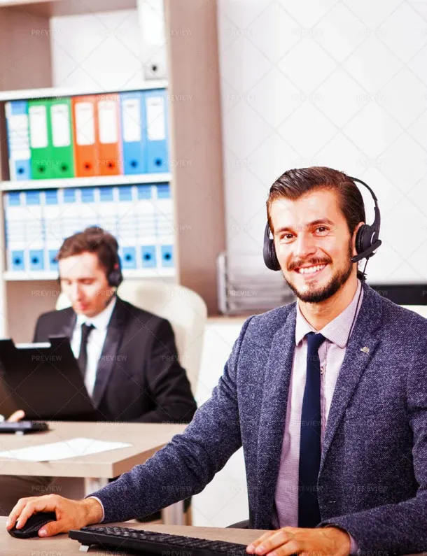 Ilustrasi Customer Service Daring Pria