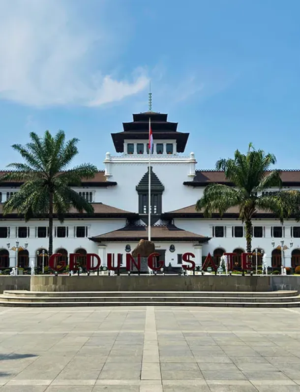 Gedung Sate Bandung dengan halaman hijau di pagi hari