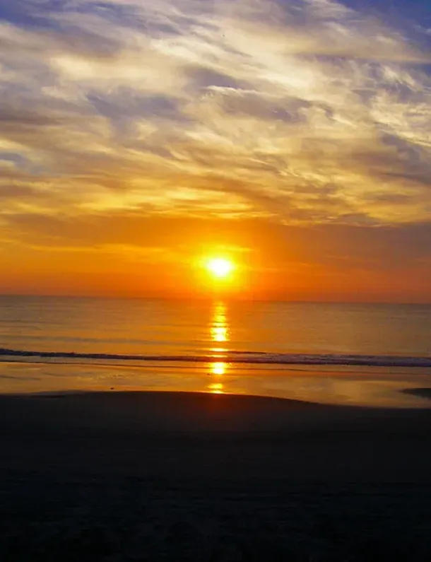 Matahari terbit di pantai yang tenang