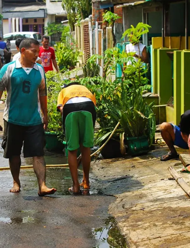 Warga kerja bakti membersihkan selokan depan rumah