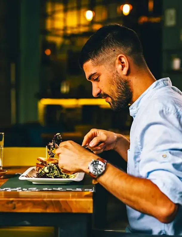 Ilustrasi Traveler Yang Makan Sendirian