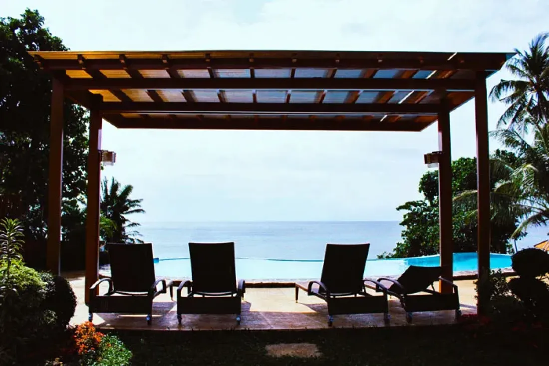 pergola dibangun di tepi pantai.