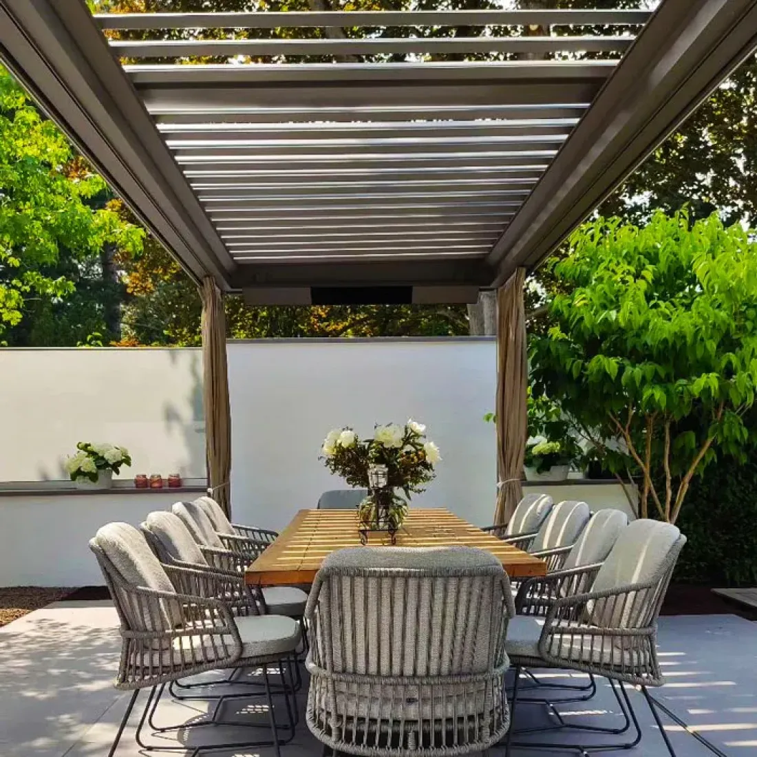 pergola kayu di atas meja makan dan kursi. sumber: steinberg_gaerten