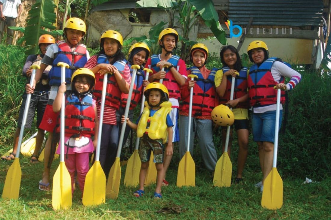 Ilustrasi Kegiatan Rafting di Sungai Kalibaru