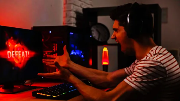 Ilustrasi Pria Yang Kecanduan Game