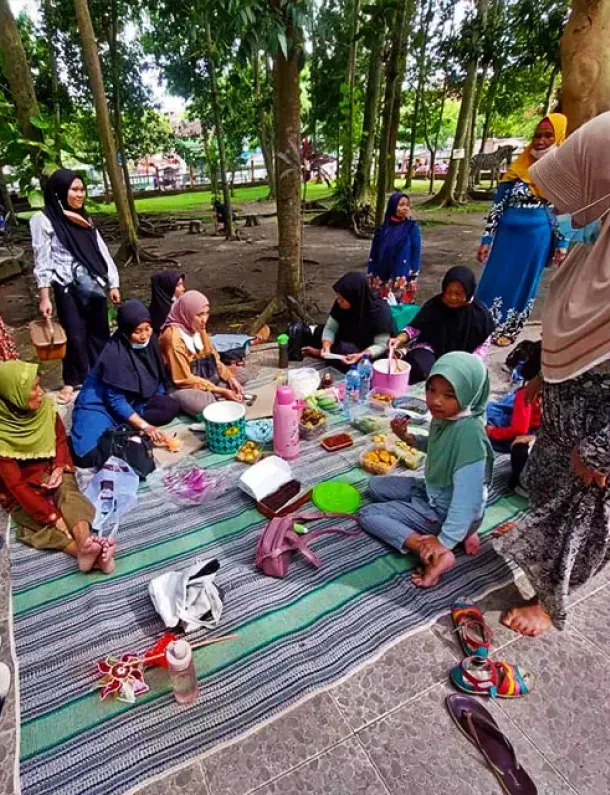 Keluarga piknik santai di taman kota