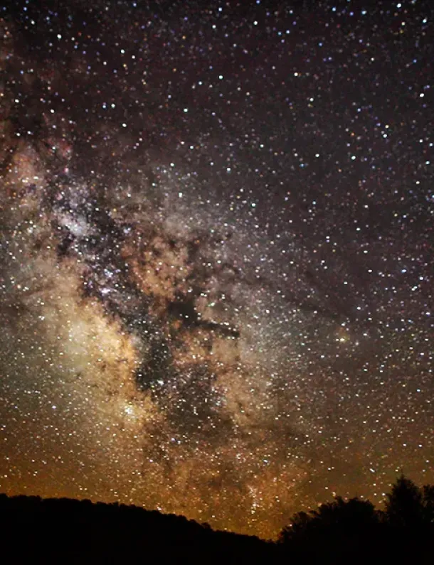Langit malam penuh bintang dan galaksi Bima Sakti