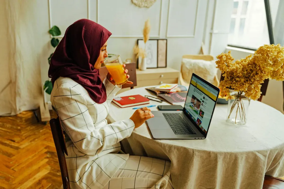 Wanita Berkerudung Menggunakan Laptop