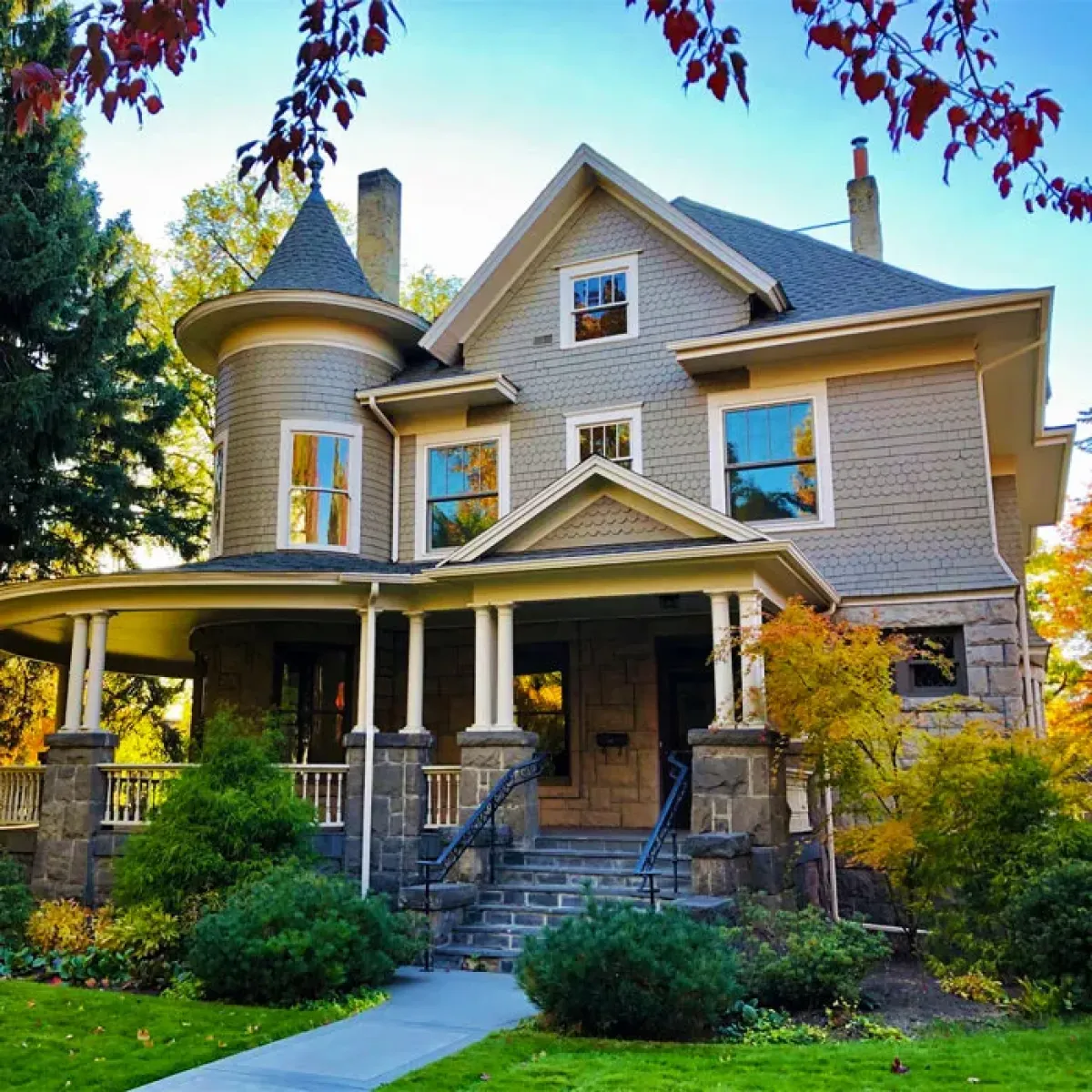 Gambar rumah dengan beranda depan. Kredit: Brett Wharton