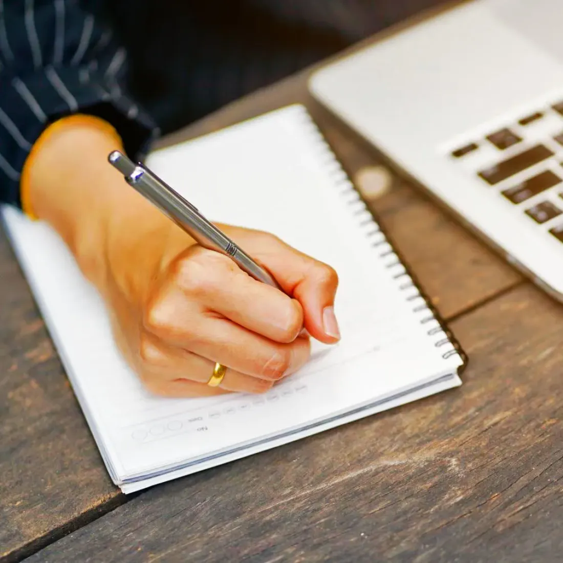 Ilustrasi Menulis Notebook