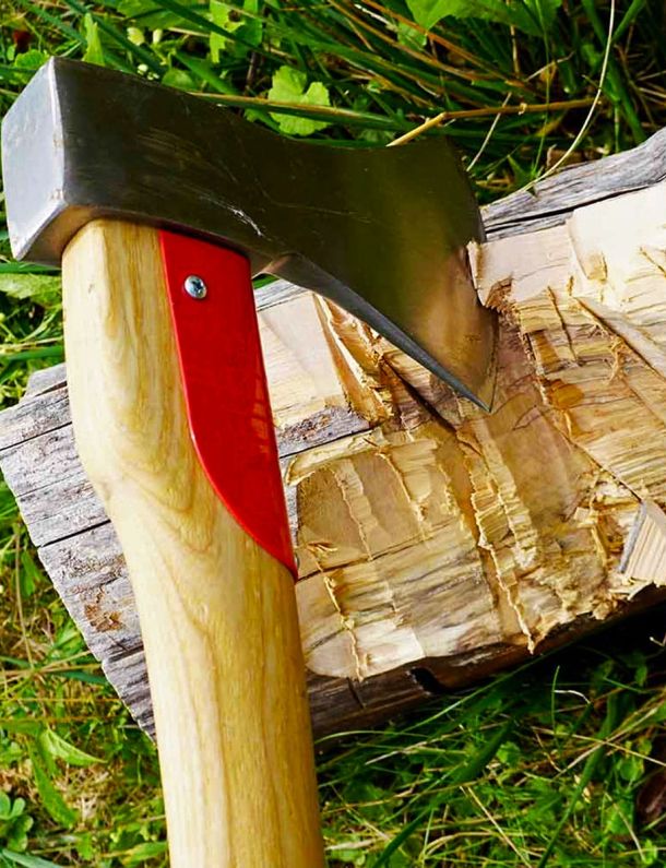 Ilustrasi Kapak Memotong Kayu