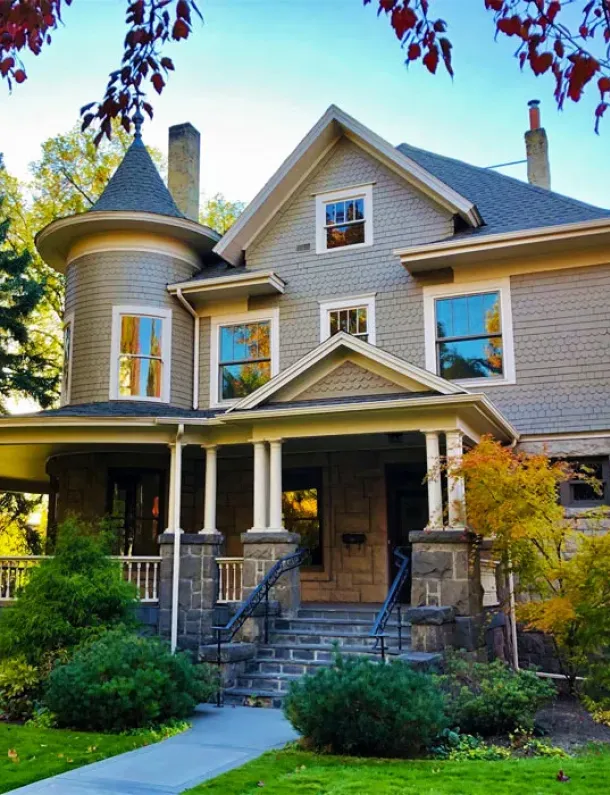 Gambar rumah dengan beranda depan. Kredit: Brett Wharton