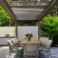 pergola kayu di atas meja makan dan kursi. sumber: steinberg_gaerten