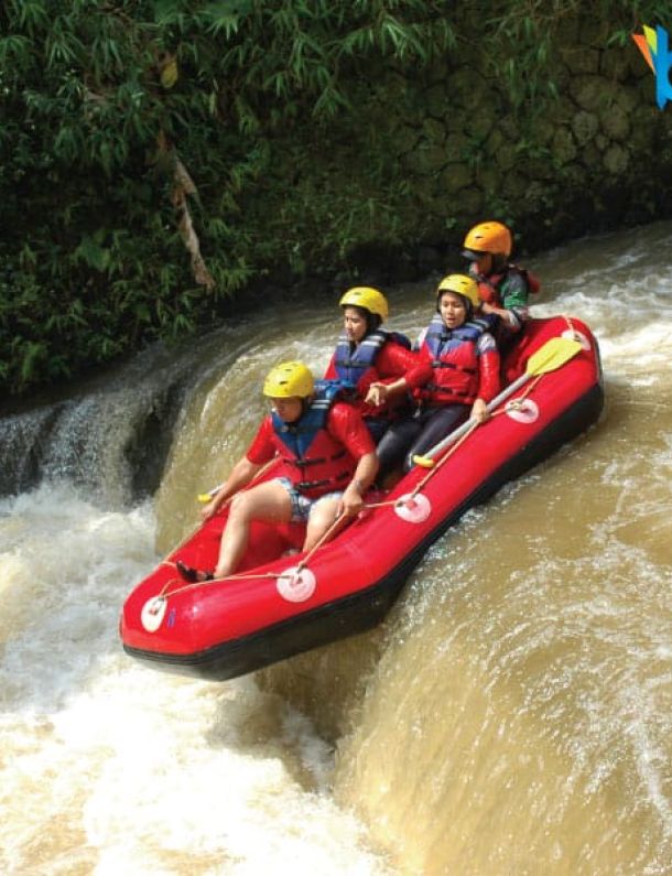 Ilustrasi Kegiatan Rafting di Sungai Kalibaru