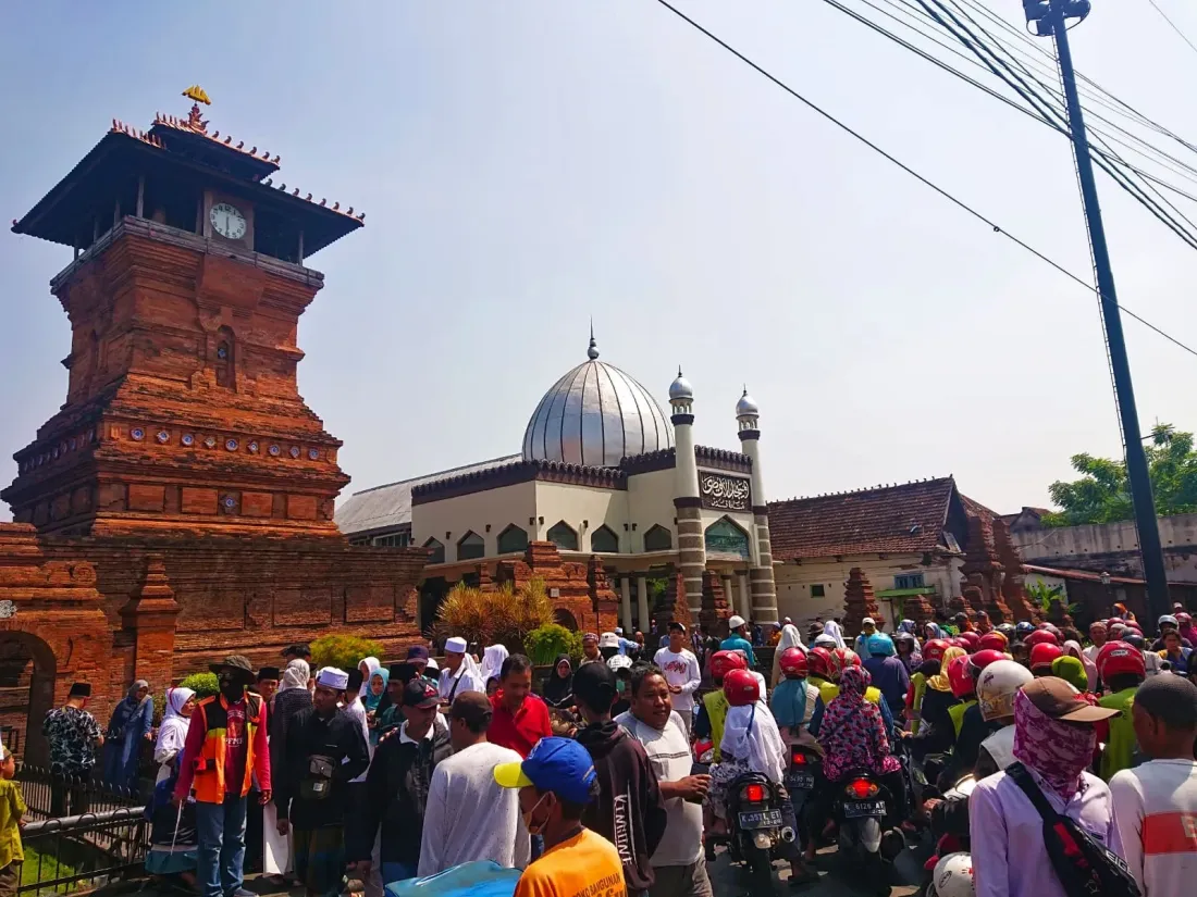 Ilustrasi Rombongan Ziarah Wali