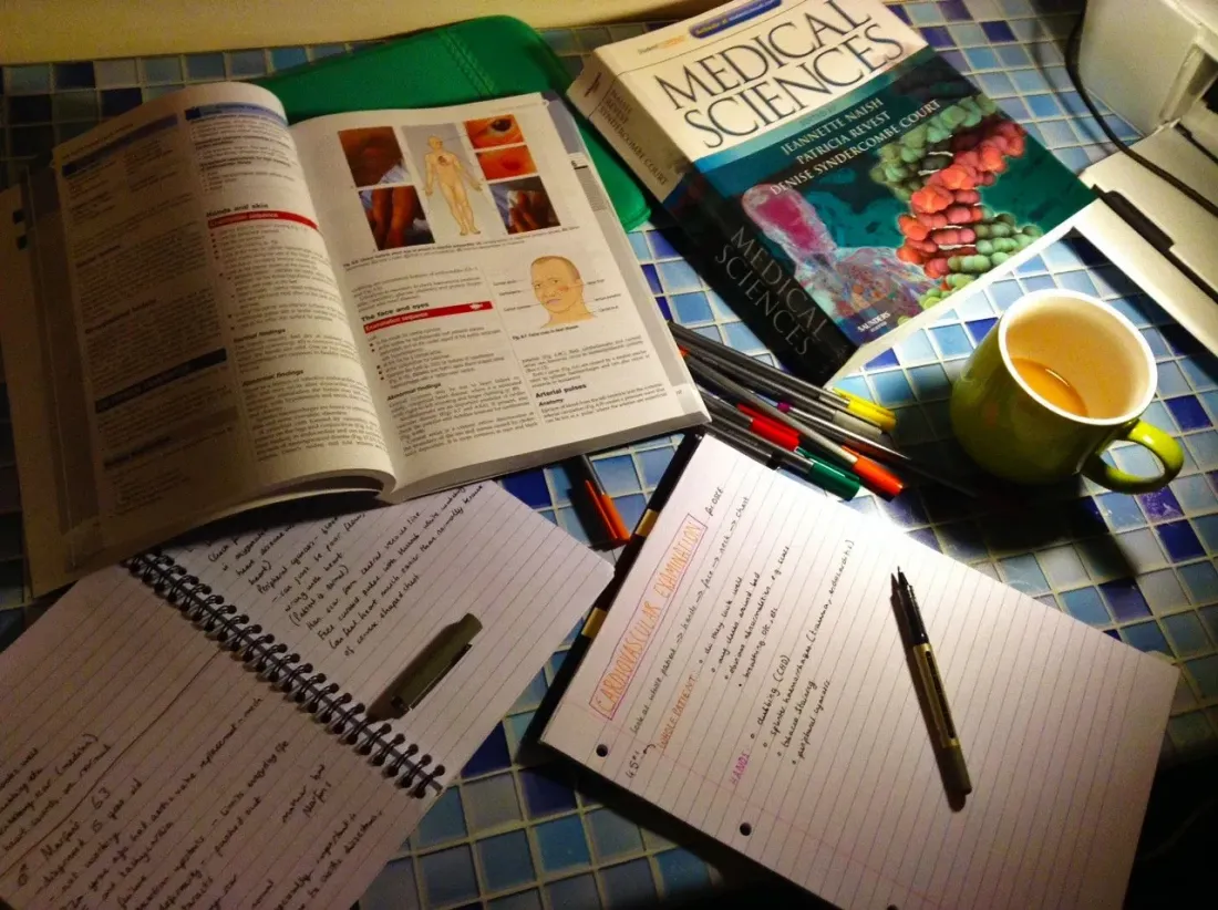 Ilustrasi Buku dan Kopi di Atas Meja