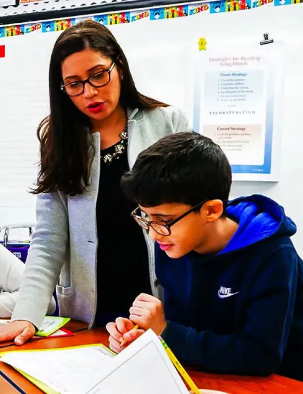 Ilustrasi Membaca dengan Guru