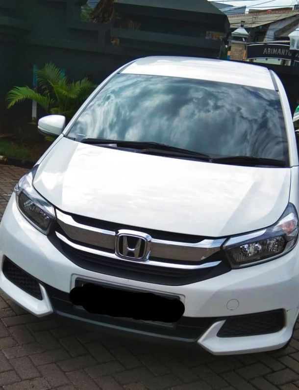 Ilustrasi Mobil Yang Tengah Terparkir
