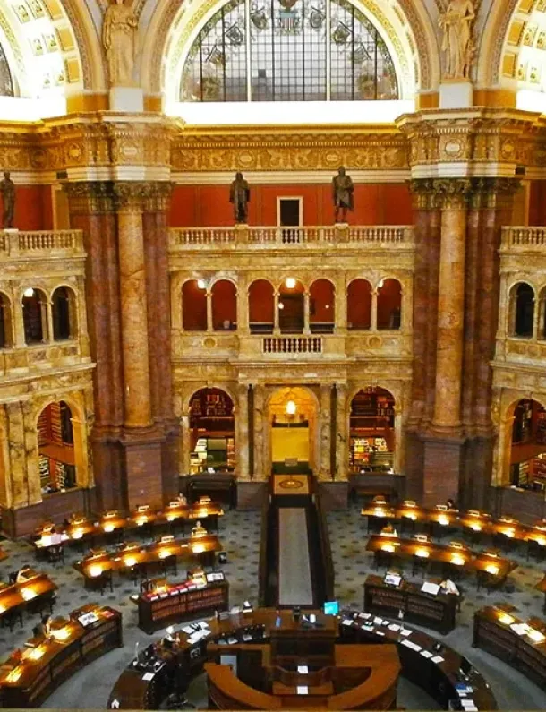 Interior megah Perpustakaan Kongres dengan rak buku bertingkat dan kubah besar