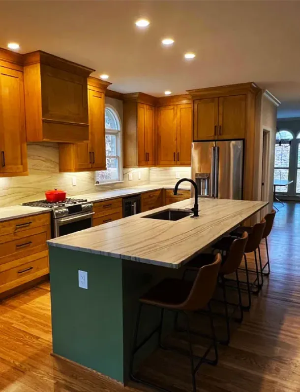 Dapur modern berwarna yang lega
