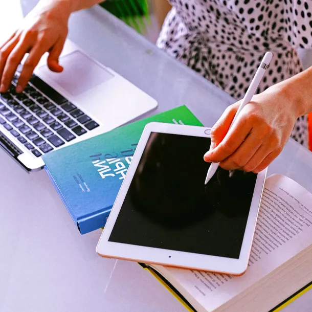 Ilustrasi Menggunakan Tablet