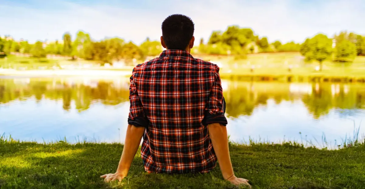 Ilustrasi Orang Yang Duduk Di Tepi Danau