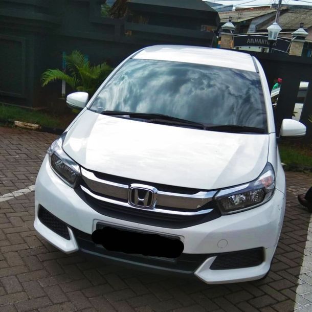 Ilustrasi Mobil Yang Tengah Terparkir