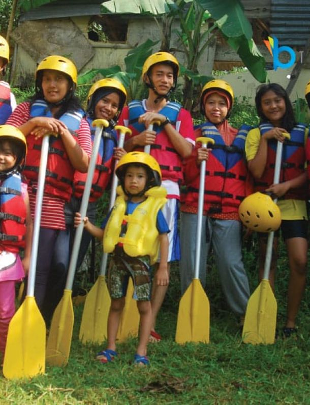 Ilustrasi Kegiatan Rafting di Sungai Kalibaru