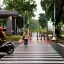 Pejalan kaki melintasi zebra cross di jalan kota Indonesia