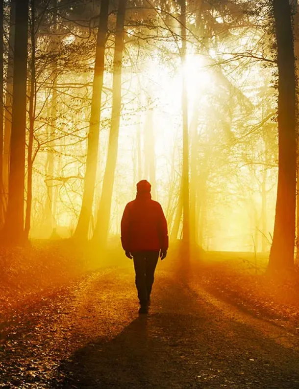 Ilustrasi Orang Berjalan Di Bawah Sinar Matahari