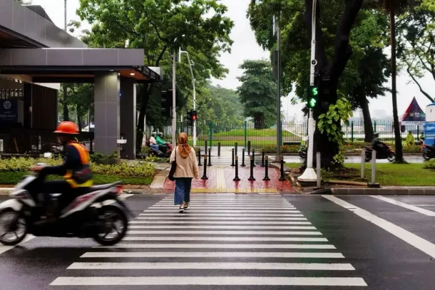 Gambar: Pejalan kaki melintasi zebra cross di jalan kota Indonesia