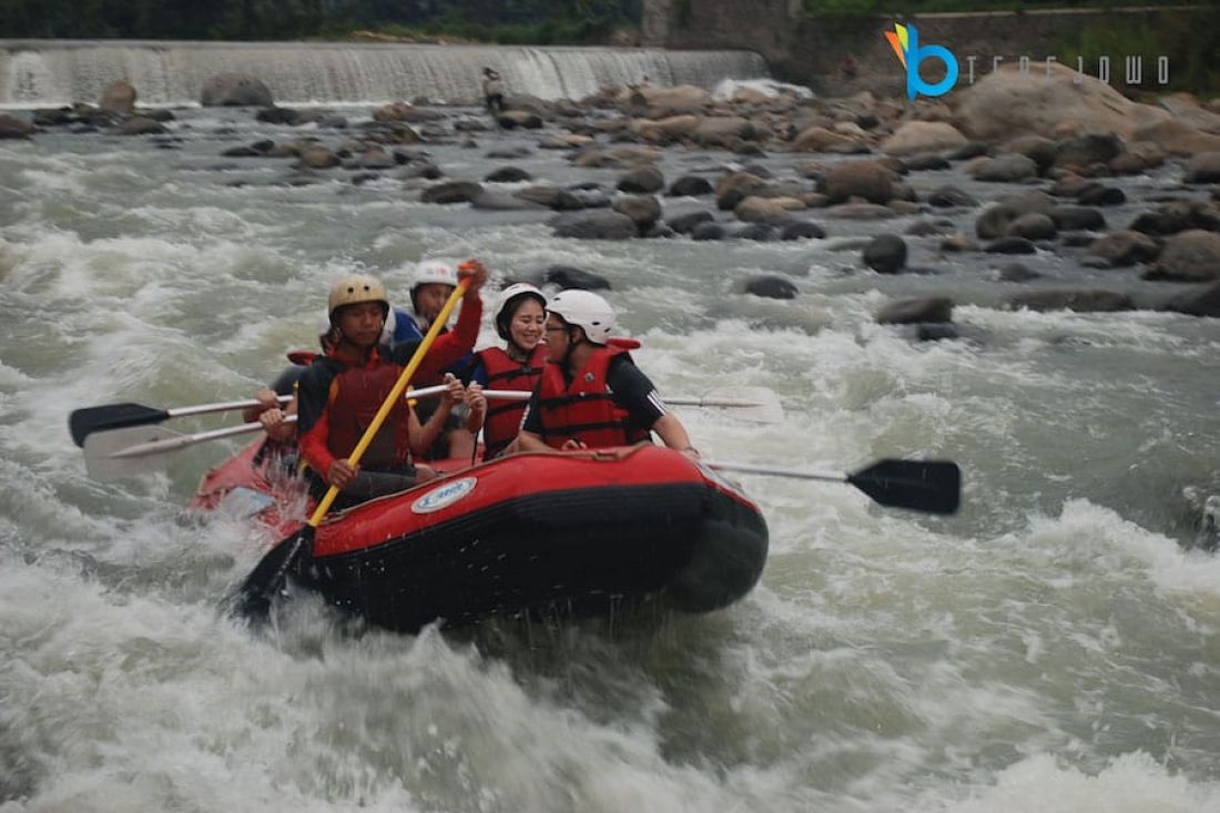 Ilustrasi Rafting di Sungai Ciberang