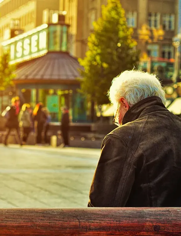 Ilustrasi Pria Tua Yang Sendirian