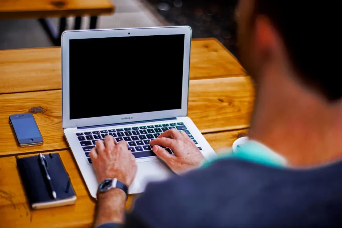 Pria Menggunakan Laptop. Sumber: goodfreephotos.com