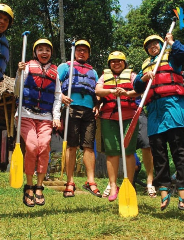 Ilustrasi Persiapan Arung Jeram (Rafting)