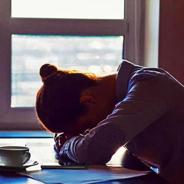 Ilustrasi Pekerja Yang Merasa Kesepian