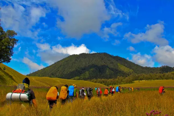 Ilustrasi Hiking di Pegunungan
