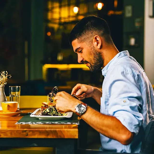 Ilustrasi Traveler Yang Makan Sendirian