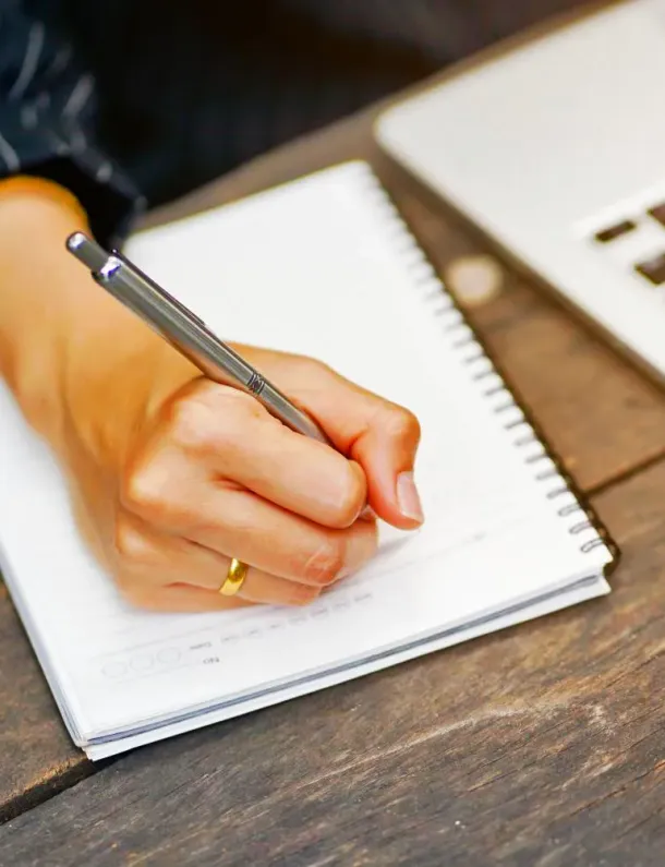 Ilustrasi Menulis Notebook