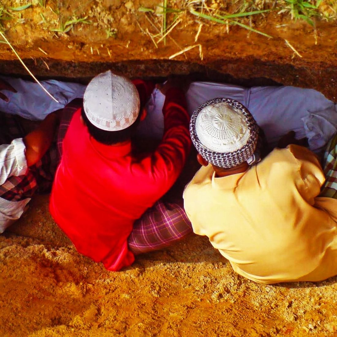Ilustrasi Pemakaman Jenazah di Liang Kubur