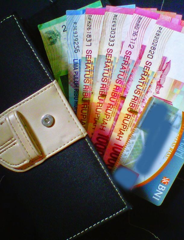 Ilustrasi Uang Rupiah Di Dompet
